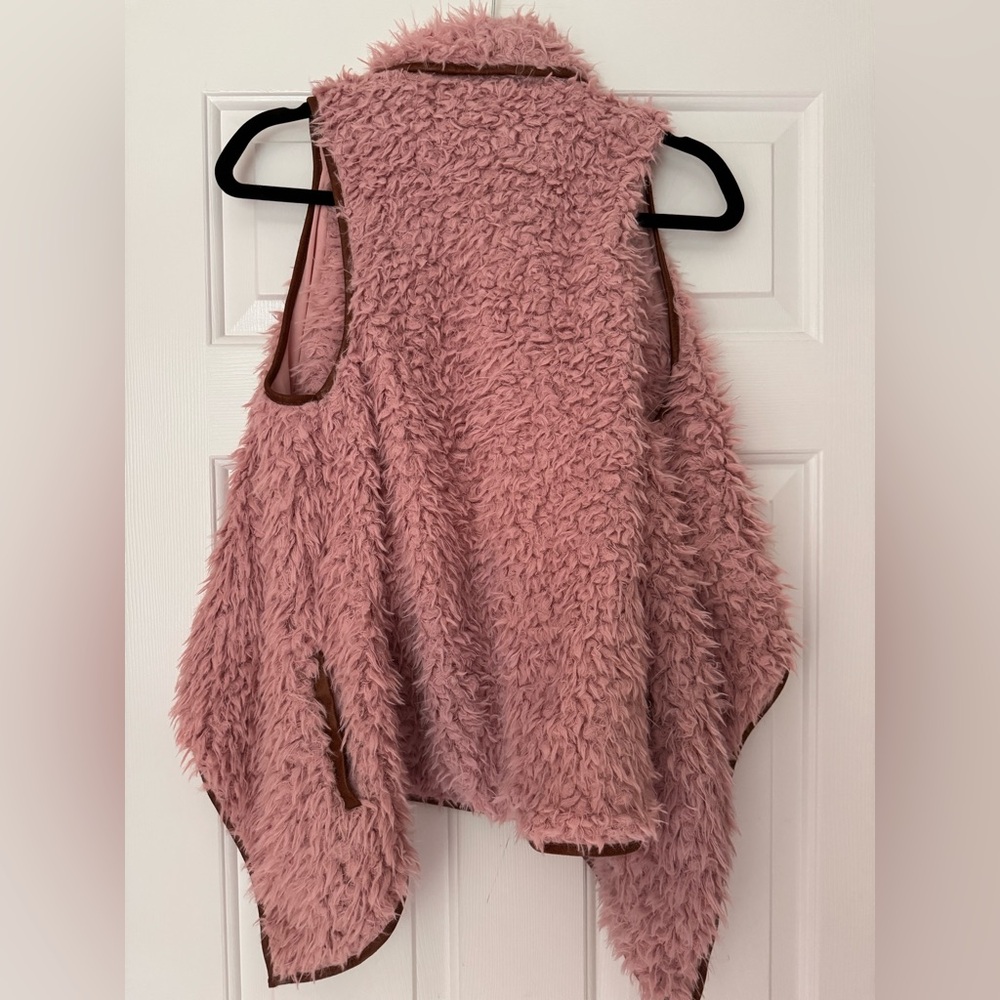 Wishlist Blush Fuzzy Vest - Picture 2 of 6